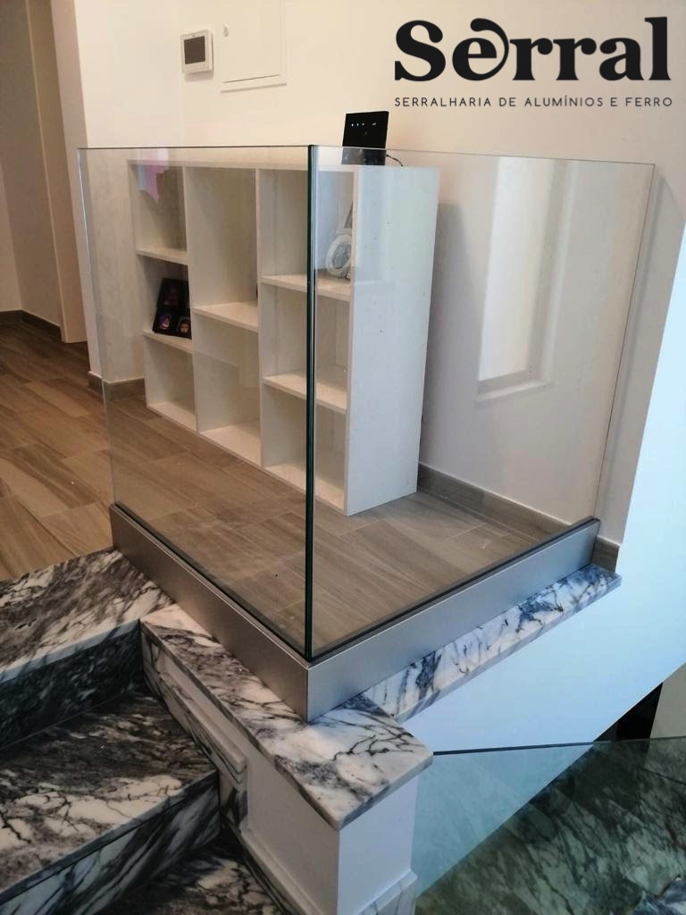 Guarda em aço inoxidável sobre escadaria de mármore